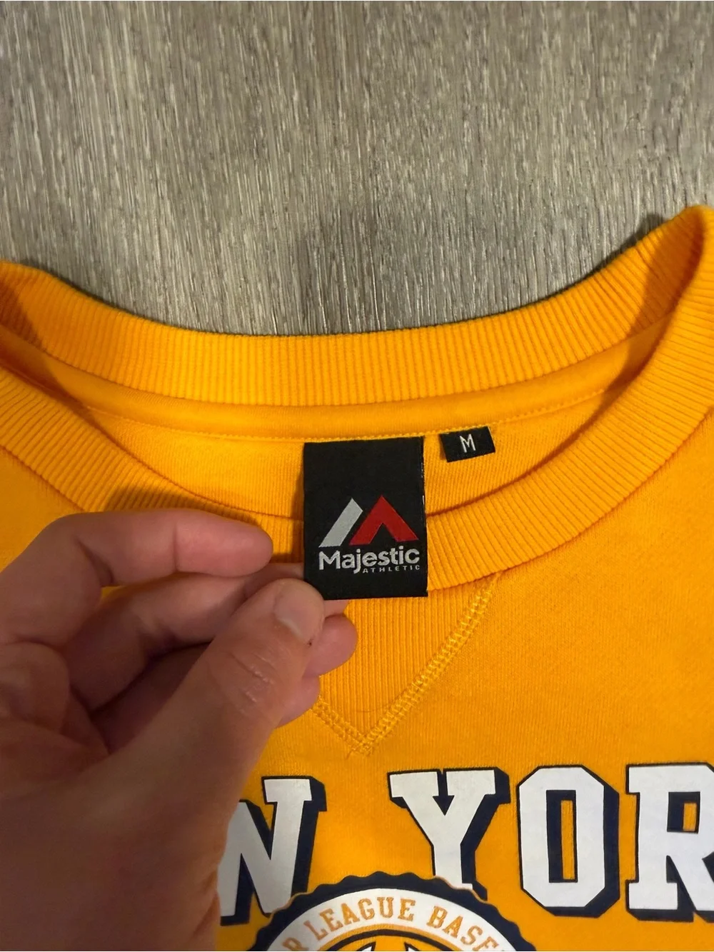 New York Yankees Majestic Vibrant Yellow Sweater Mens Size Medium In EUC